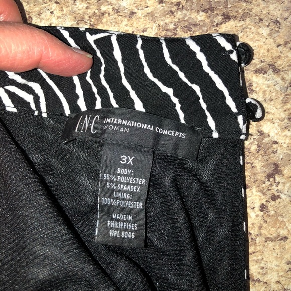 Keyhole Neckline Dress - Picture 6 of 7